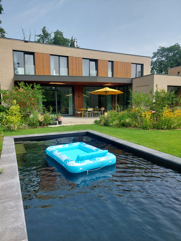 Geniet van natuurlijk zwemwater zonder chloor, met een naturpool die past bij jouw tuin en leefstijl.